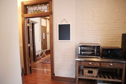Charming Downtown Victorian: Studio