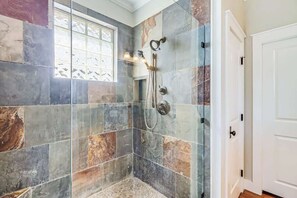 Combined shower/bathtub, hair dryer, towels