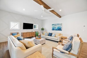 TV, ping pong - Stay @ Bridget's Bungalow - Private Pool, Steps to Beach (Folly Beach)