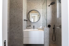 Vila superluxo | Banheiro | Produtos de toalete grátis, secador de cabelo, roupões de banho 