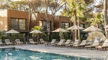 Outdoor pool, open 7:30 AM to 7:00 PM, pool umbrellas, sun loungers