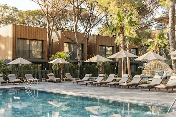 Outdoor pool, open 7:30 AM to 7:00 PM, pool umbrellas, sun loungers