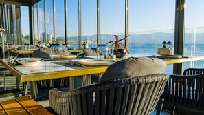 2 restauranter, lunsj og middag serveres, internasjonale retter