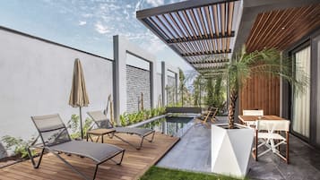 Outdoor pool, open 7:30 AM to 7:00 PM, pool umbrellas, sun loungers