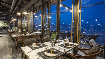 2 restaurants, lunch, dinner served; international cuisine