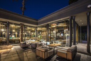 2 ristoranti, aperti a pranzo e a cena, cucina internazionale