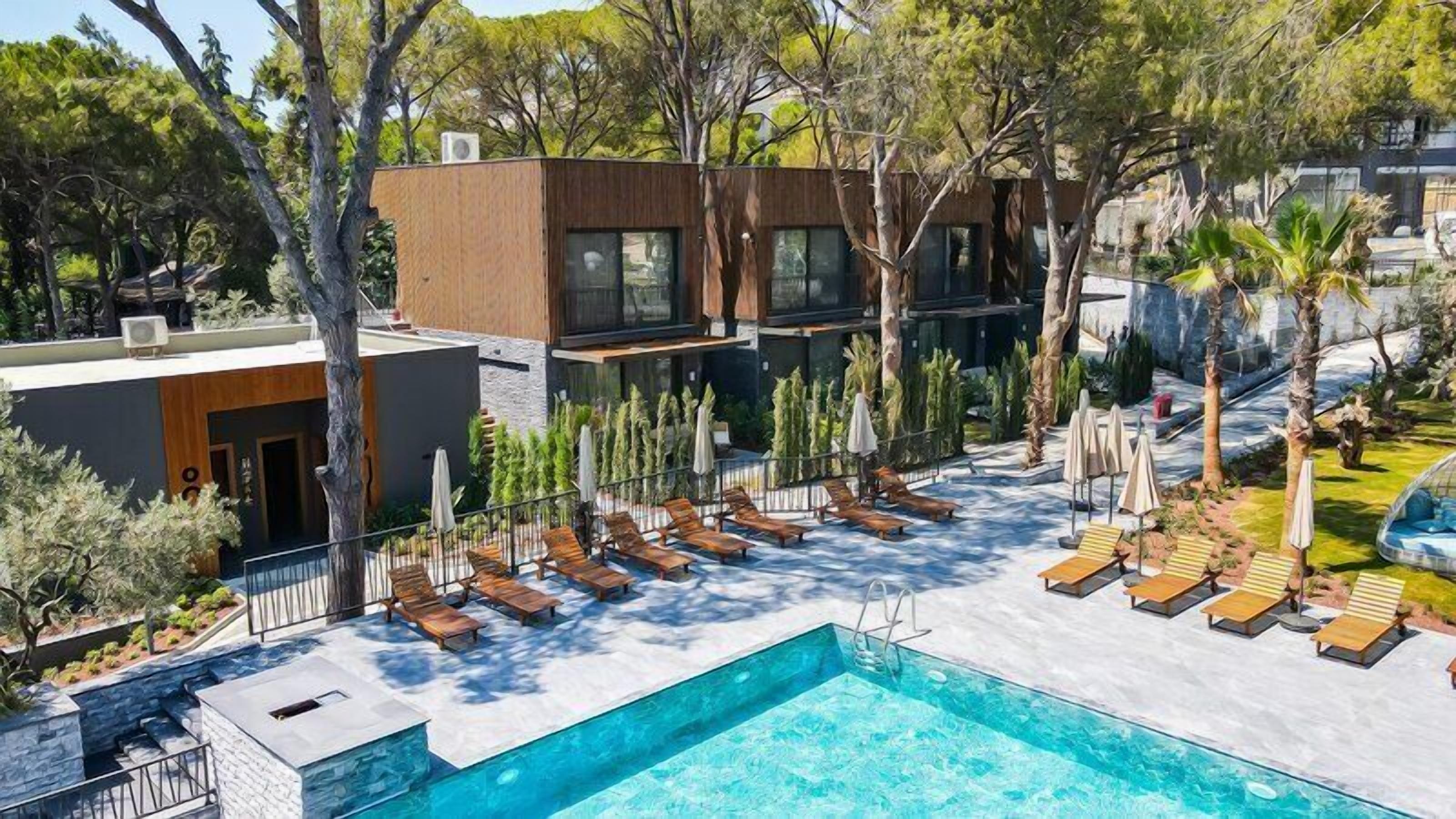 Una piscina al aire libre (de 07:30 a 19:00), sombrillas, tumbonas