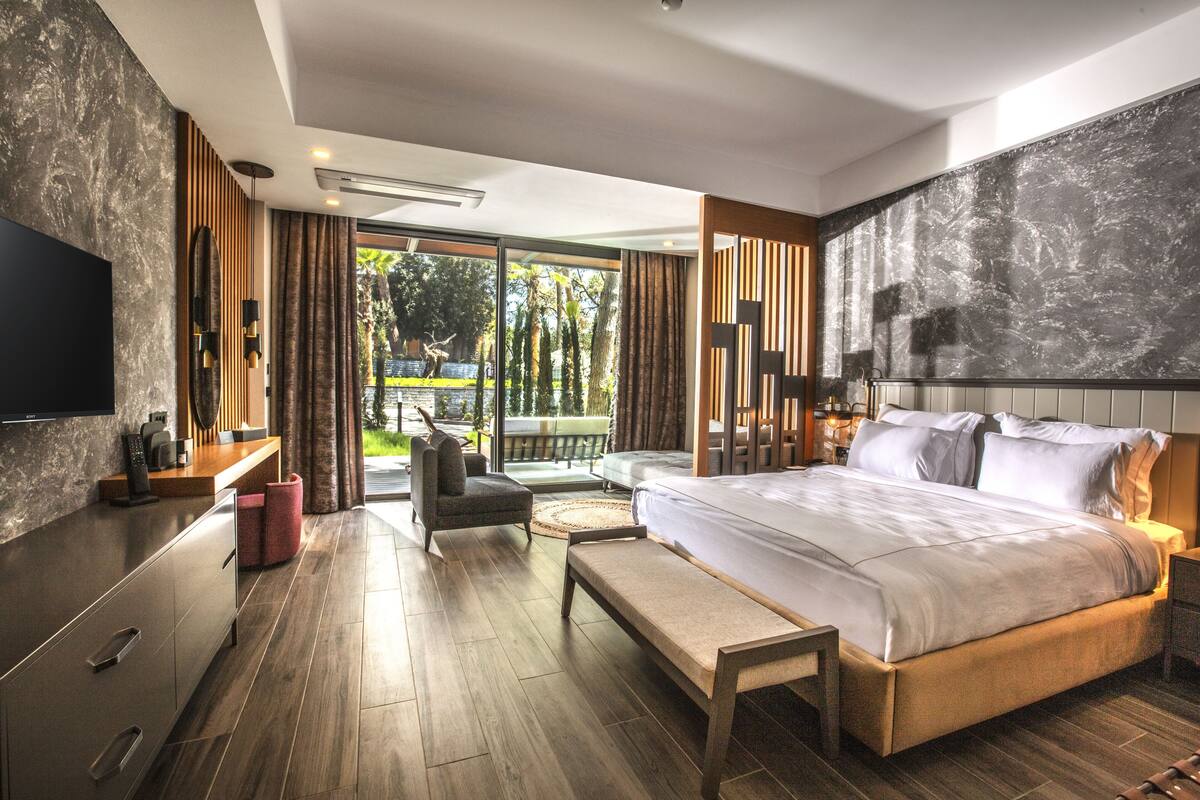 Large Deluxe Room with Garden Terrace | 高級寢具、Select Comfort 床墊、迷你吧、客房內保險箱