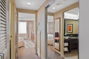 客房内保险箱、办公桌、笔记本电脑工作区、遮光窗帘