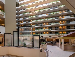 Lobby sitting area - Harmony Suites (Secaucus)