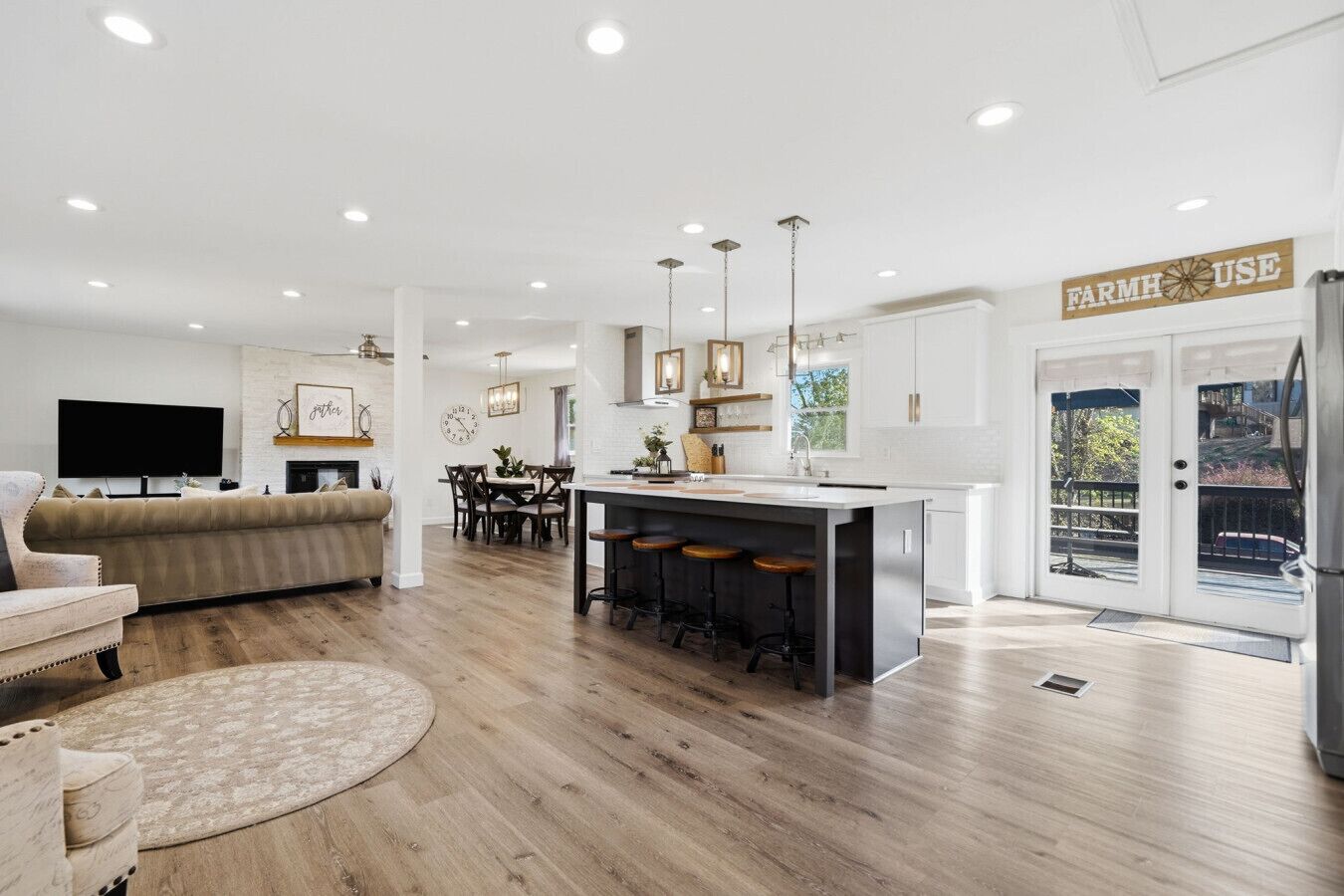 Una Smart TV, una chimenea