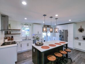 Jääkaappi, mikroaaltouuni, uuni, liesi