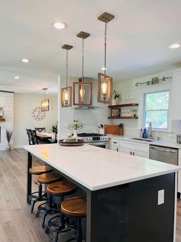 Pet-Friendly King Bed • 1mi to Downtown Woodstock