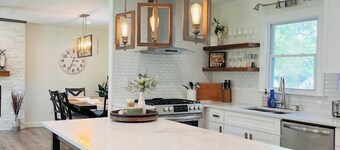 Pet-Friendly King Bed • 1mi to Downtown Woodstock