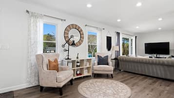Smart TV, fireplace