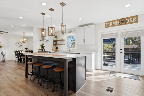 Pet-Friendly King Bed • 1mi to Downtown Woodstock