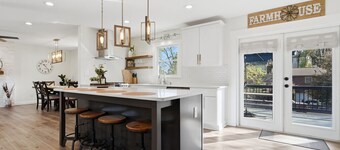 Pet-Friendly King Bed • 1mi to Downtown Woodstock