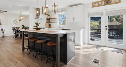 Pet-Friendly King Bed • 1mi to Downtown Woodstock