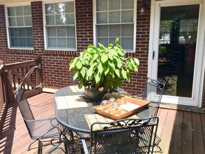 Outdoor dining - Charming Home in Upscale Suburban Area (Boiling Springs)