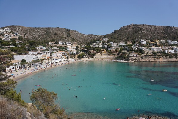 Beach nearby, sun loungers, beach towels