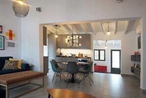 Smart TV, fireplace, DVD player, table tennis