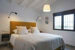 3 chambres, fer et planche à repasser, lit de bébé portatif