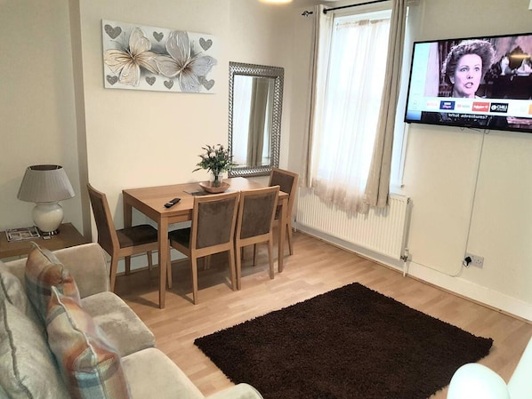 Casa | Baño | Tina con regadera, tina profunda, secadora de cabello, toallas 