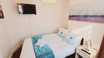 House | 5 bedrooms, iron/ironing board, free WiFi, bed sheets