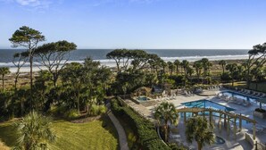 Un resort con piscina, playa y vista al océano.