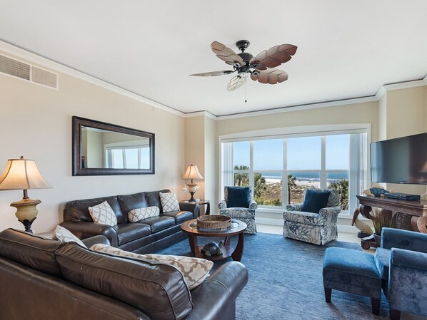 Flat-screen TV, stereo