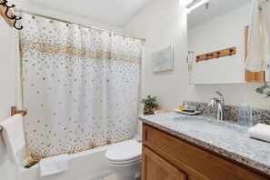 Bathtub, hair dryer, towels - Ski-In/Ski-Out Sunday River Condo: Sunrise A-124 (Newry)