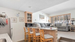 Un espacio habitable compacto con cocina, comedor y zona de estar.