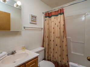 浴槽、ヘアドライヤー、タオル