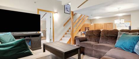 Tv, eldstad och dvd-spelare