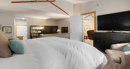 Sunrise C-130/132 - 3-bdrm/2-bath slopeside condo!