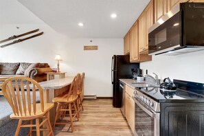 Fridge, microwave, oven, stovetop - Sunrise A-133 | 1 Bed, 1 Bath (Newry)