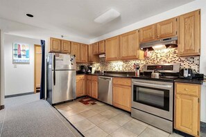 Fridge, microwave, oven, stovetop - White Cap B-216/217 - Sunday River Condo (Newry)