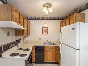 Fridge, microwave, oven, stovetop - Brookside 1 B-104 - Sunday River Slopeside Condominium (Newry)