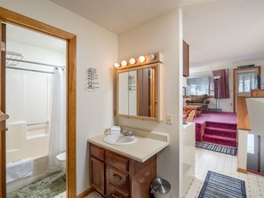Bathtub, towels