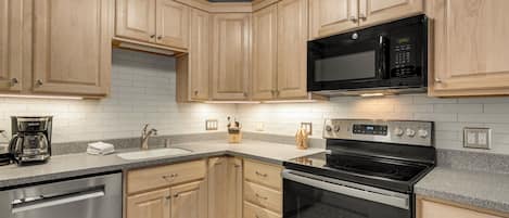 Kjøleskap, mikrobølgeovn, ovn og kokeplater