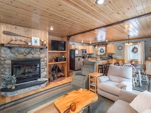 Smart TV, fireplace - Countryside Retreat - Mountain Style Chalet (Bethel)