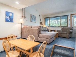 Televisión y chimenea 