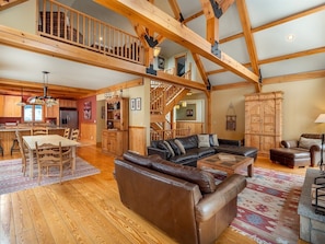 Smart TV, fireplace - Powder Ridge Mountain Retreat (Newry)