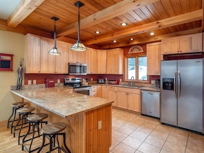 Fridge, microwave, oven, stovetop - Powder Ridge Mountain Retreat (Newry)