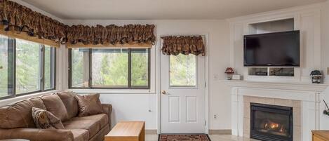 Televisión y chimenea