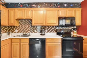 Fridge, microwave, oven, stovetop - White Cap A-104 | 1 Bed, 1 Bath (Newry)