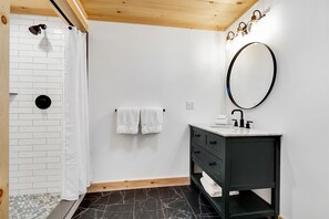 Bathtub, hair dryer, towels - Will View Mountain Retreat | 4 Bed, 3 Bath (Bethel)