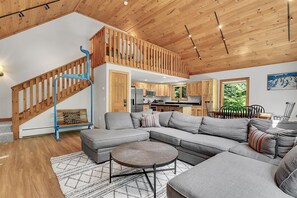 Fernseher, Kamin, DVD-Player