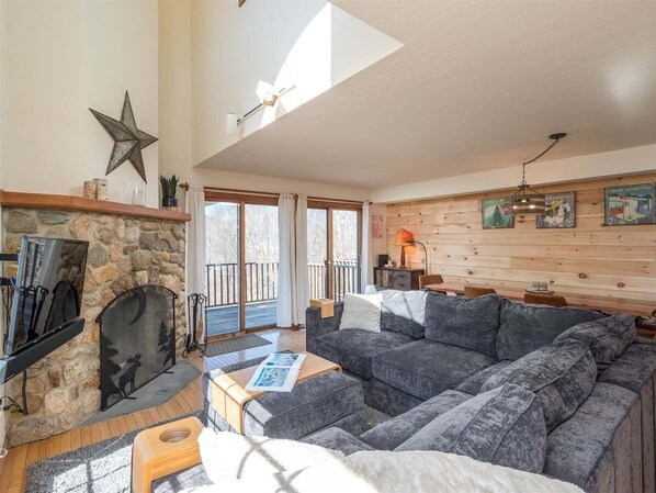 Smart TV, fireplace