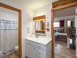 Bathtub, towels